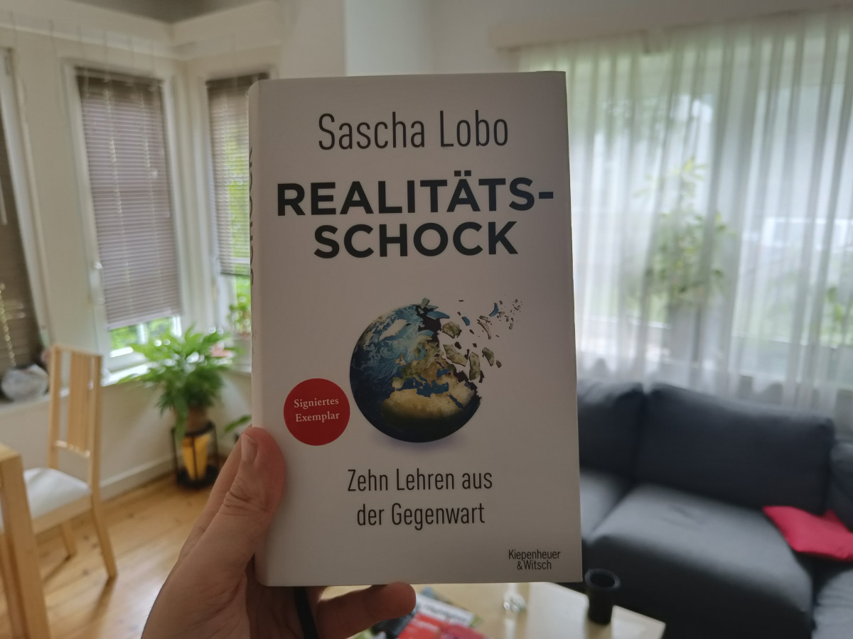 Ich halte das Buch Realitätsschock von Sascha Lobo in der Hand.